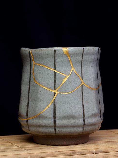 Wazon naprawiony metodą kintsugi