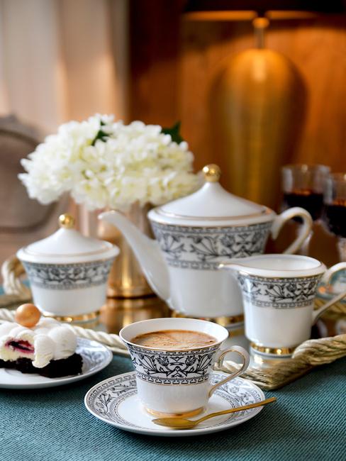 Porcelana Ćmielów Elegancko nakryty stół z wykorzystaniem zastawy Ćmielów
