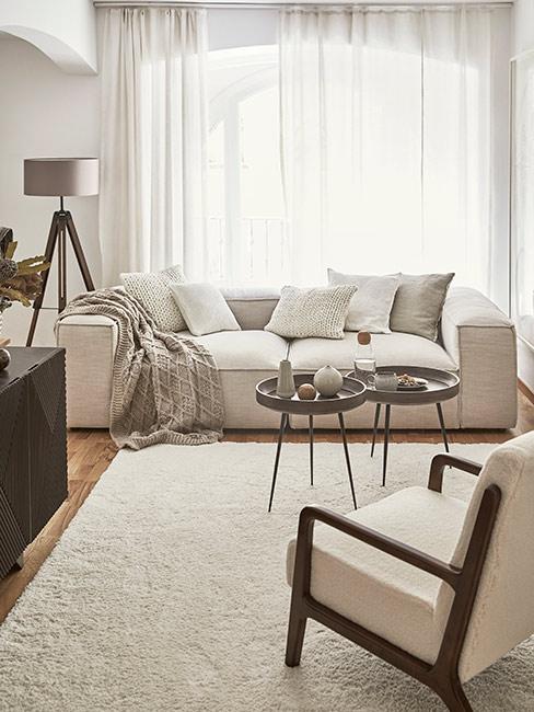Beżowa sofa modułowa w naturalnym salonie