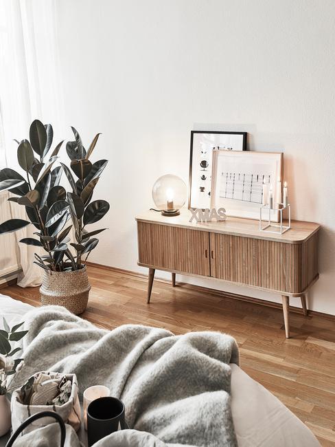 fikusy Salon w stylu boho z komodą z jasnego drewna i fikusem w doniczce