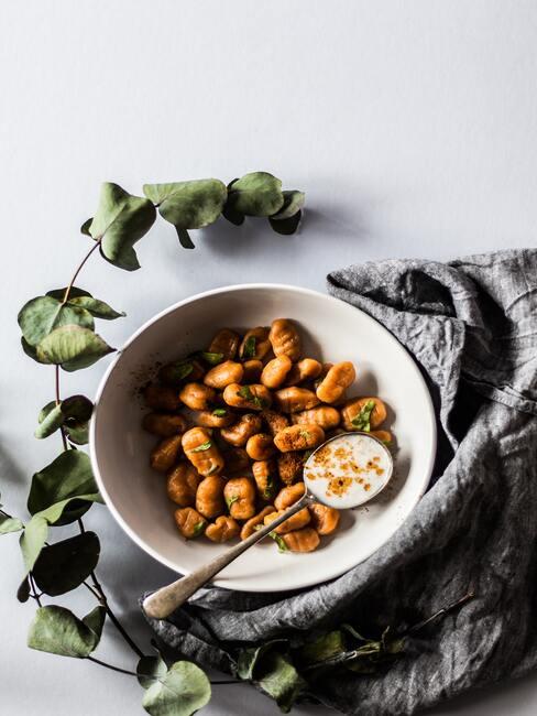 Rzymskie gnocchi udekorowane na talerzu