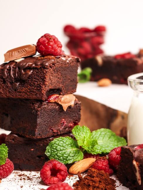 Brownie ozdobione malinami, mięta i orzechami