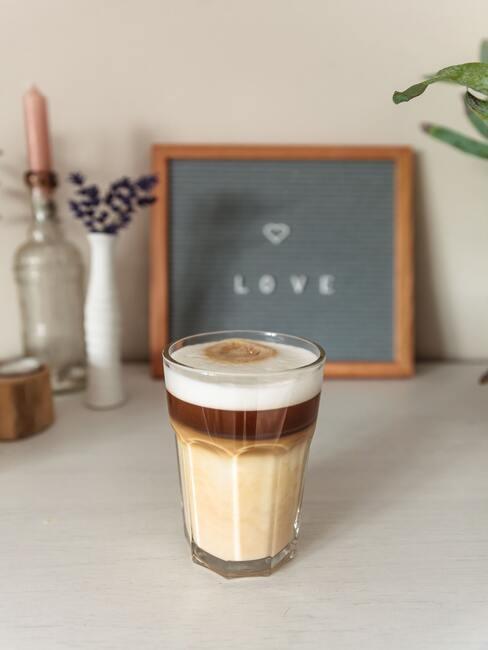 chai latte na tle tablicy dekoracyjnej