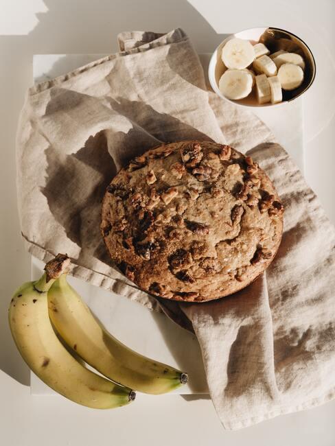 Chlebek bananowy ułożony na ściereczce