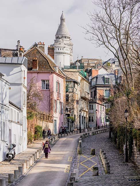 Paryż Stroma uliczka z różową kamienicą w Montmartre w Paryżu