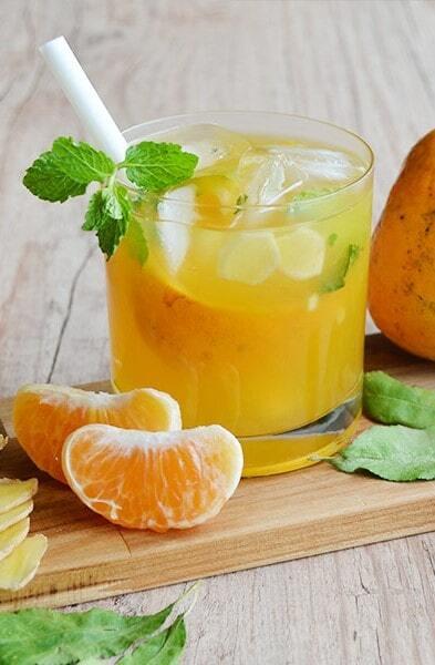 caipirinha w szklance typu whiskey na drewnianej desce