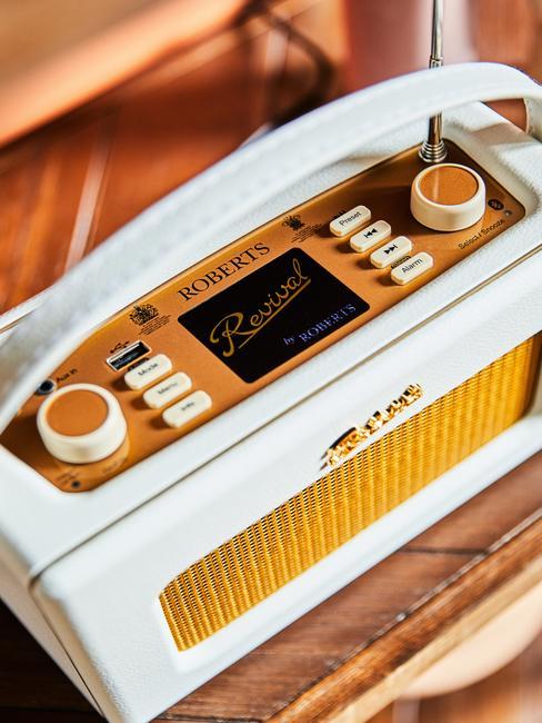 Biało - żółte radio w stylu vintage