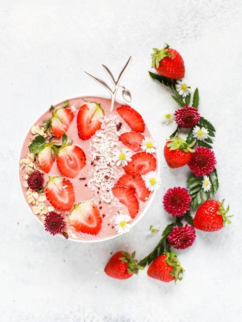 Truskawkowe smoothie bowl z białej misce