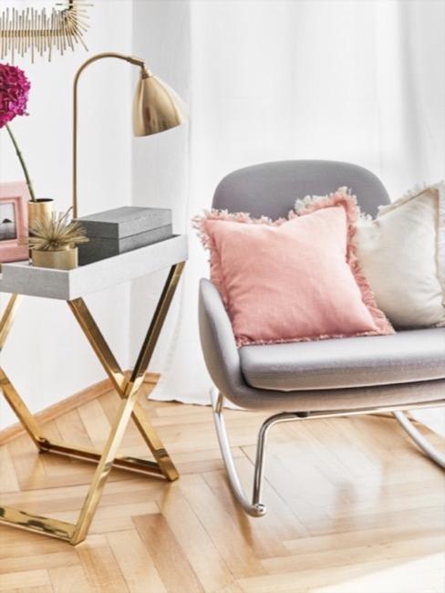 Esquina de la habitación decorada con tons gris, rosa y beige, con accesorios decorativos en piel sintética de galuchat