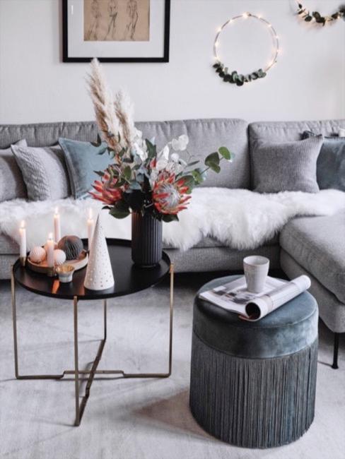 Dikke gezellige Chunky Knit deken op de bank, daarnaast een prachtig versierde salontafel.