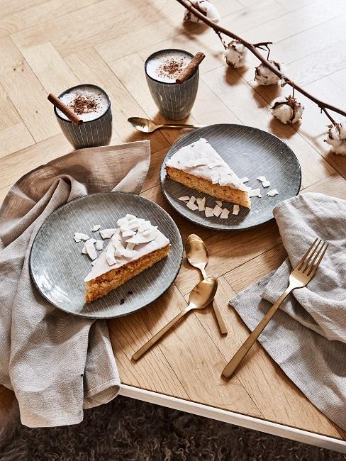 Kaffeekränzchen Kaffee in schönen Tassen auf dem Tisch mit Kuchen auf Kuchentellern