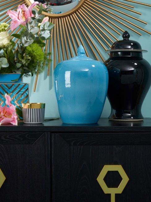 Nahaufnahme Sideboard mit Deckelvasen in schwarz und blau