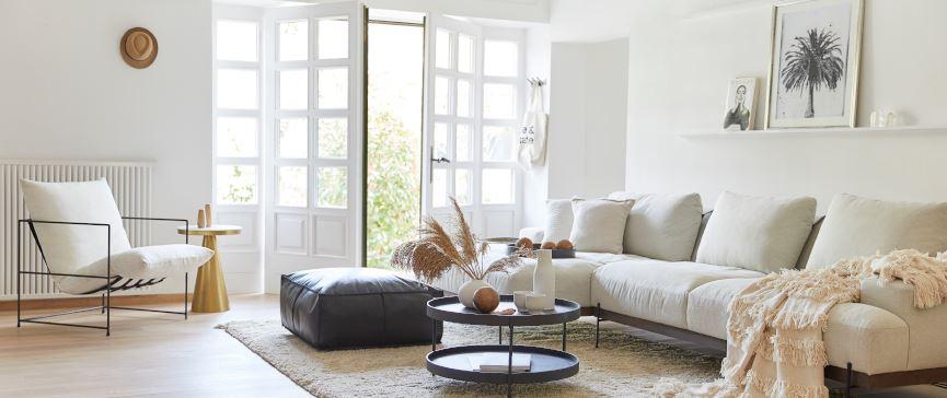 Inspirierendes Boho Chic Wohnzimmmer mit beigem Creme Sofa und rundem Couchtisch