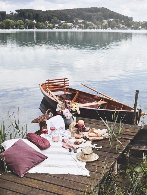 Bambus Geschirr beim Picknick auf einem Steg an einem schönen See