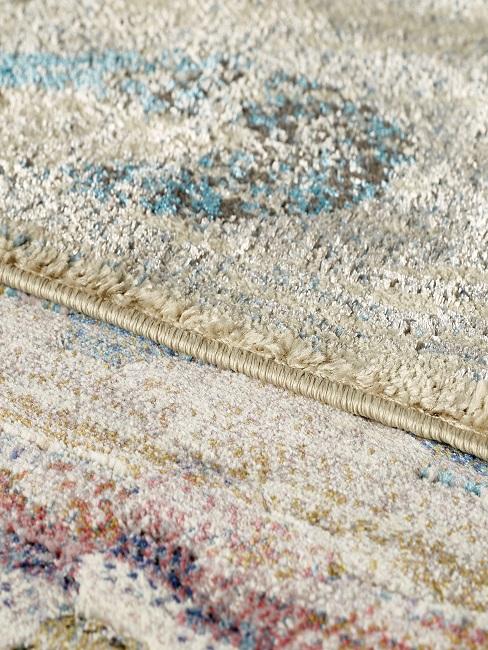 Alfombra de lujo en tonos dorados, rojizos y azules