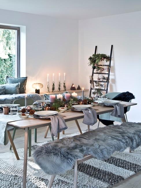Tavola natalizia apparecchiata in stile scandi