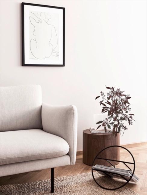 Salón minimalista Sofá beige minimalista, cuadro y mesa auxiliar con plantas