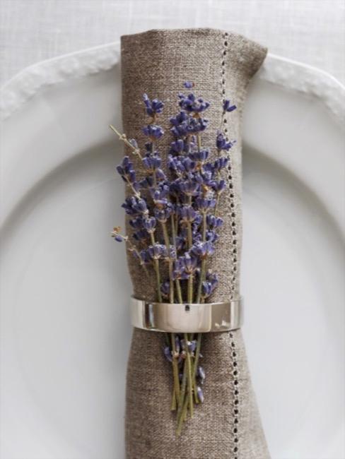 Slow Living Plato blanco con servilleta marrón con anillo dorado y ramas de lavanda