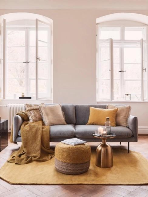Amarillo mostaza Salón con sofa y tonos mostaza