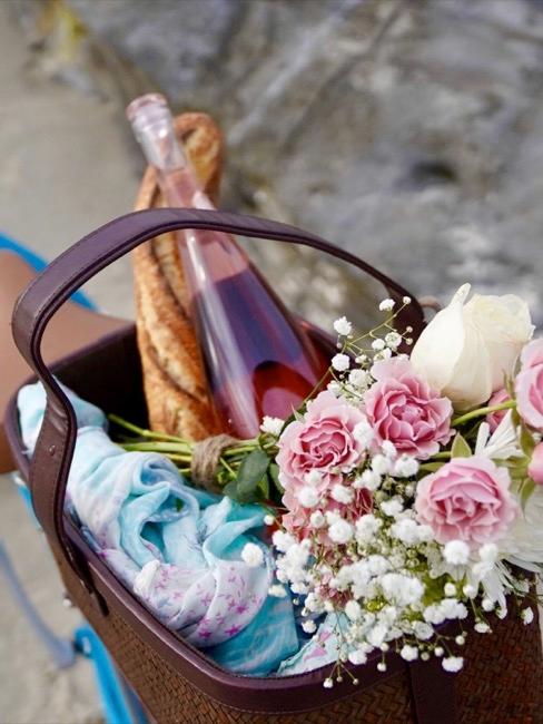 Decora tu bicicleta cesta de bici con flores y botella de vino rosé