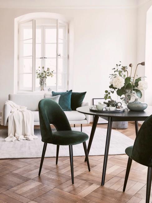 Decoración verde Salón con una decoración en verde y blanco