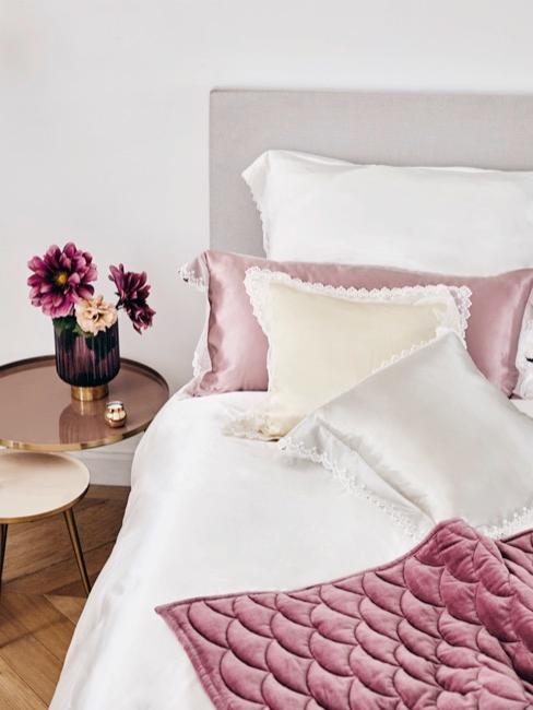 decoración rosa cama de color rosa con mesilla de noche y flores rosas