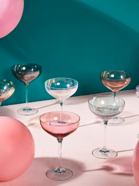 decoración para cumpleaños globos y copas de champan de colores
