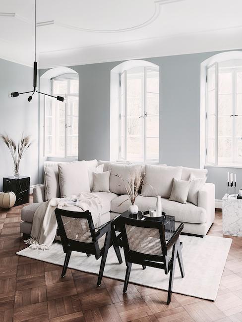 Casual Living Casual living salón decorado sencillo con muebles en tonos claros