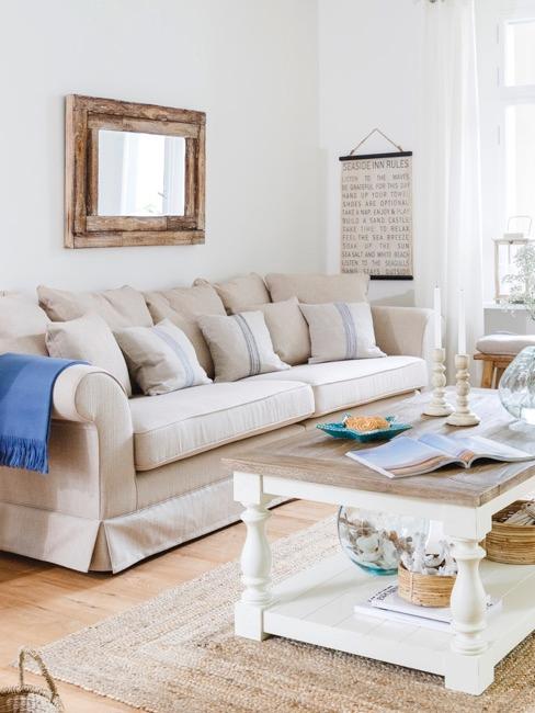 decoración de casa de vacaciones sofá y mesa de centro de color claro en un salón