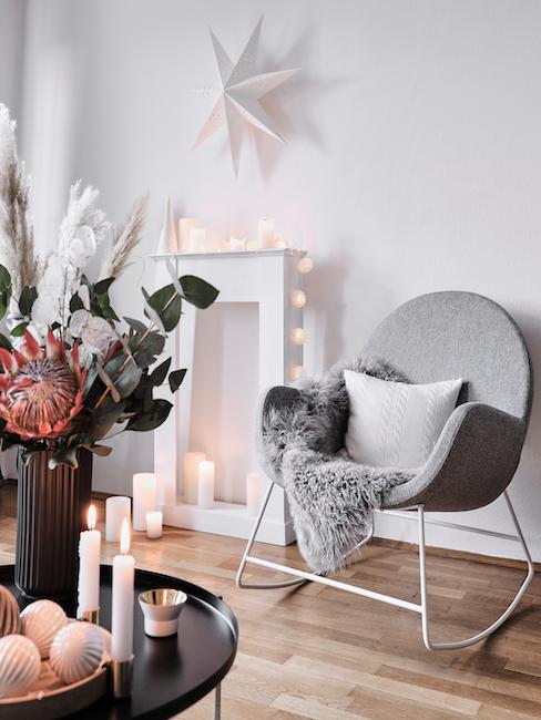 Decoración de invierno salón con mecedora y una decoración de invierno