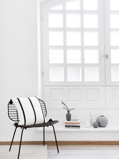 Ventana y sillón de metal Limpieza de ventanas