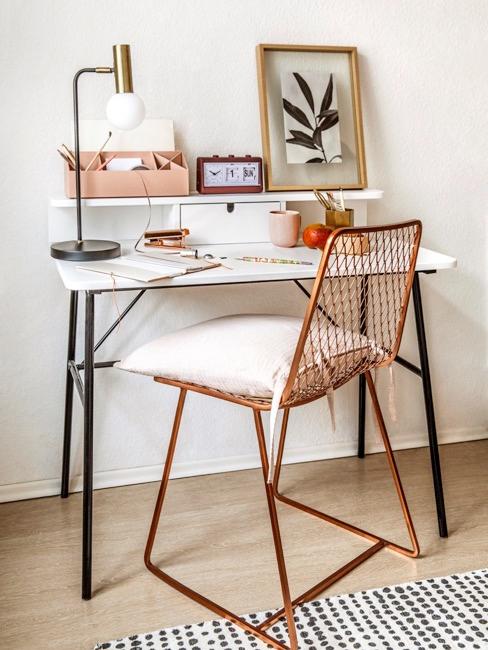 Kleiner Schreibtisch in 1 Zimmer Wohnung