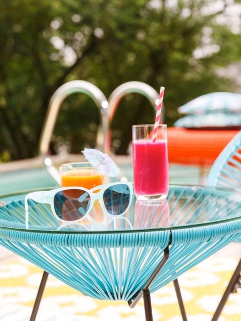 fiesta de verano gafas de sol y un coctél al lado de la piscina
