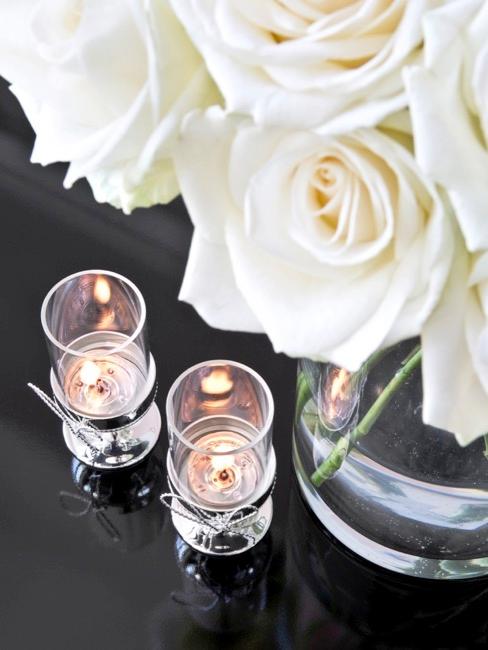 Regalos para amigas Jarrón con rosas blncas y velas