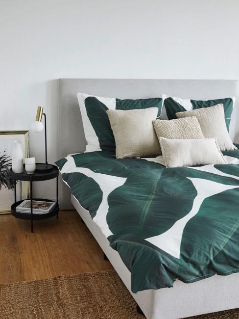 decoración tropical cama blanca con ropa de cama de estilo tropical
