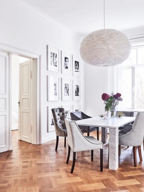 lámpara de techo para comedor comedor con lámpara de techo sobre la mesa