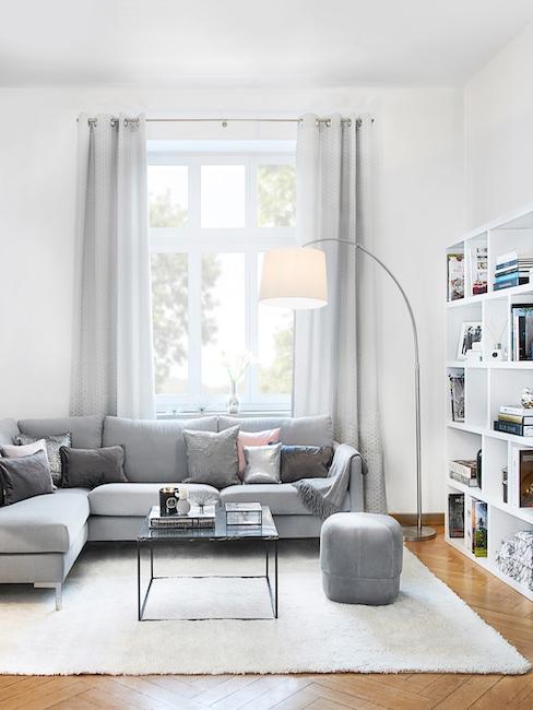 Guía de cortinas Salón con sofá gris y decoración en grises y blancos con cortinas grises