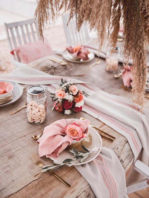 decoración de mesa para boda en verano decoración rosa en una mesa de boda