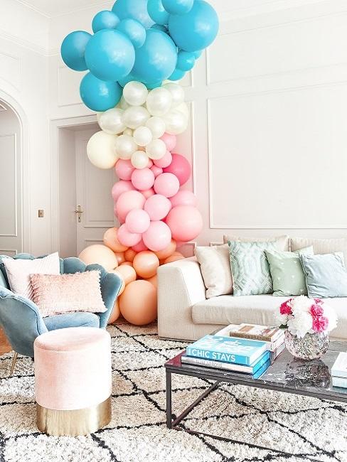 Artículos de fiesta globos Globos de colores en un salón decorado en tonos verde, rosa y blanco