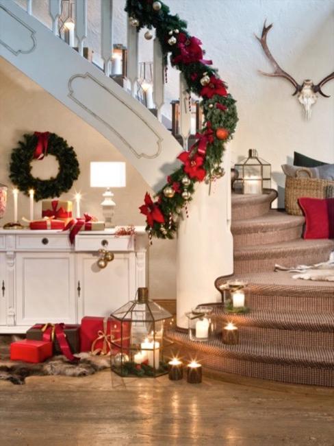Decoración estilo americano Escaleras decoradas con motivos navideños al estilo americano