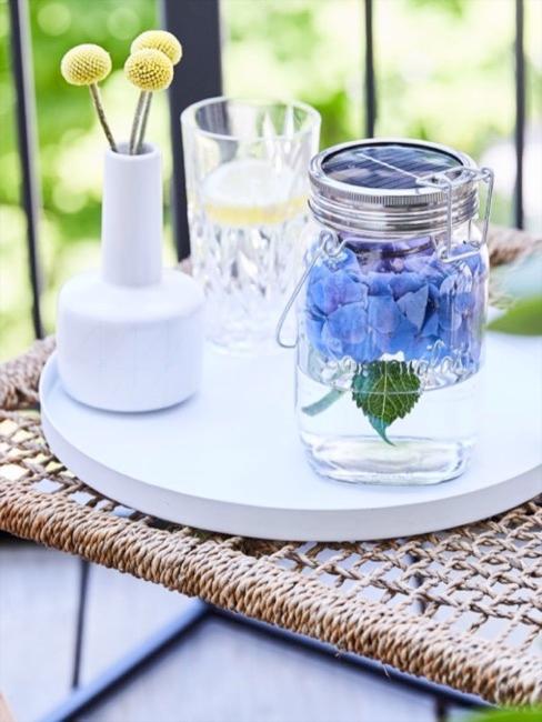 Outdoor Tisch mit Tablett und Sonnenglas