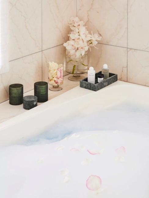 Baño relajante Baño de espuma con velas relajantes y flores