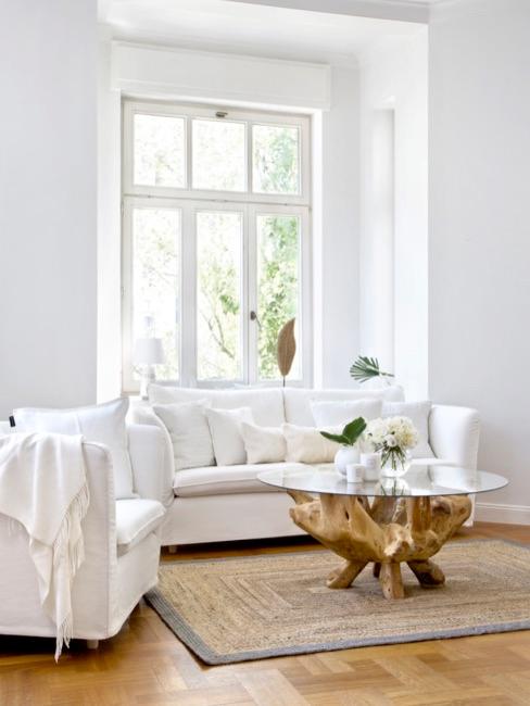 Sisal Salón con sofás blancos y alfombra de sisal