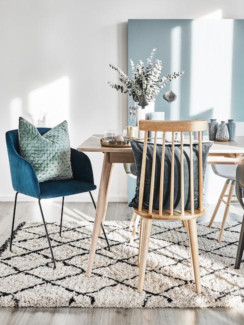 Peces decorativos Mesa del comedor de madera con cojines y sillas en tonos azul verdoso y peces decorativos al estilo marítimo