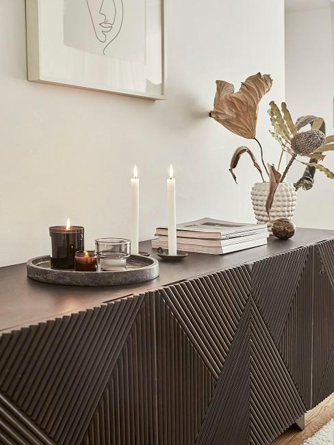Kerzen auf einem Sideboard
