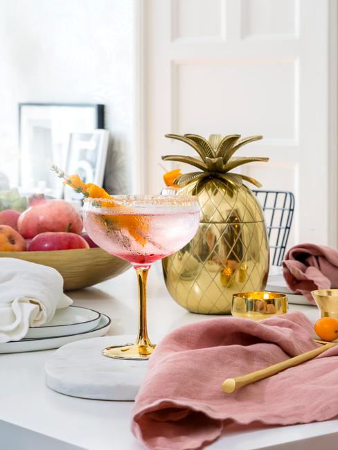 decoracion-con-pinas Mesa estilo tropical con cocktail y piña dorada decorativa