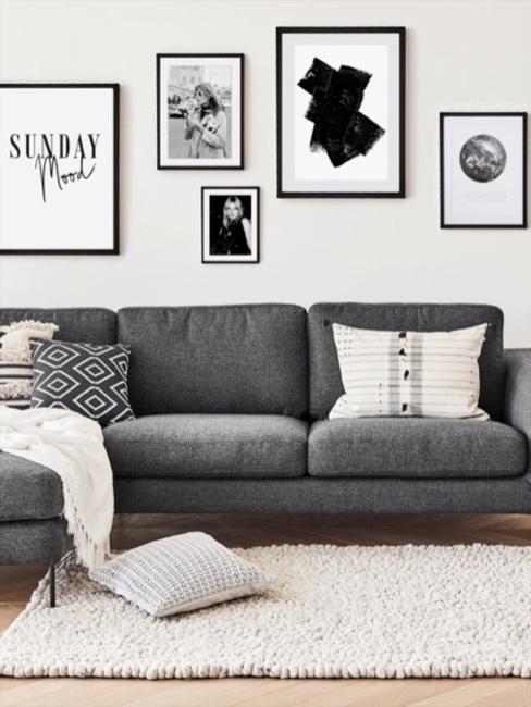 Salón estilo escandinavo Salón estilo escandinavo con sofá gris oscuro y cuadros en blanco y negro sobre pared blanca