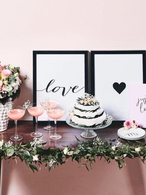 Hochzeitstorten Deko Konsole mit Hochzeitsgeschenken, Blumen und Hochzeitstorte