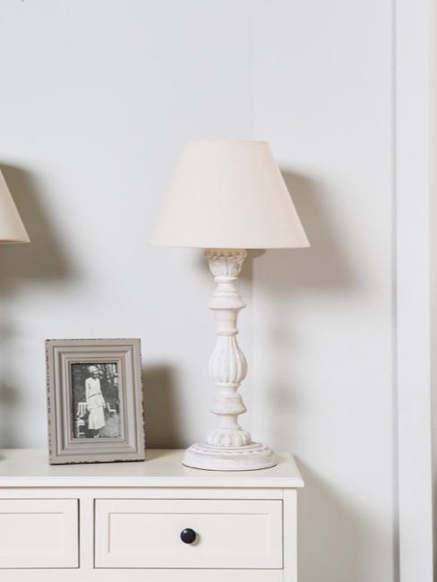 Shabby Chic Bilderrahmen Kommode mit hellen Lampken und Bilderrahmen im Shabby Chic Stil