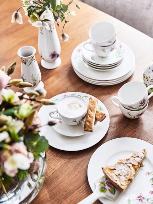 Decorazione della tavola con stoviglie classiche
